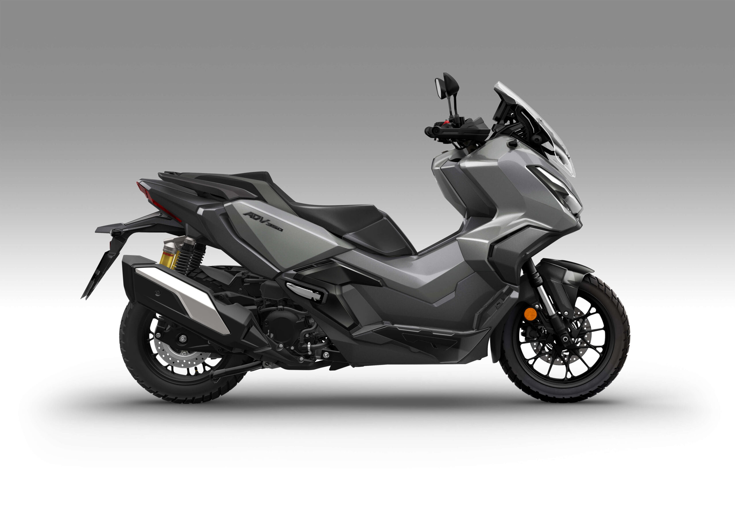 26YM_ADV350_Studio_IRIDIUM_GRAY_METALLIC_NH-C65M_RHS