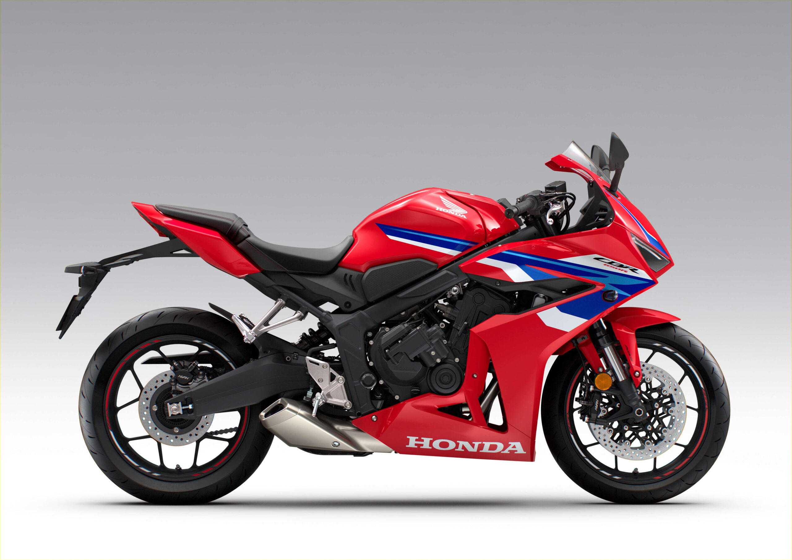 26YM_CBR650R_E-Clutch_R-380_GrandPrixRed_Studio_RHS